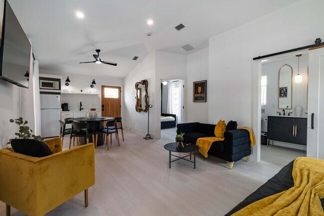 Building Photo - 28 W Castillo Dr