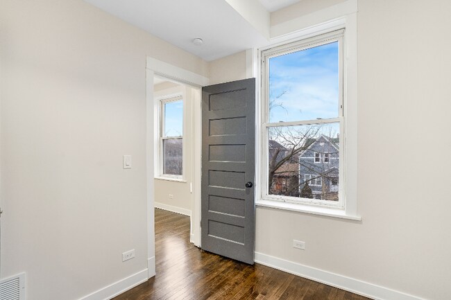 Building Photo - 1704 N Springfield Ave