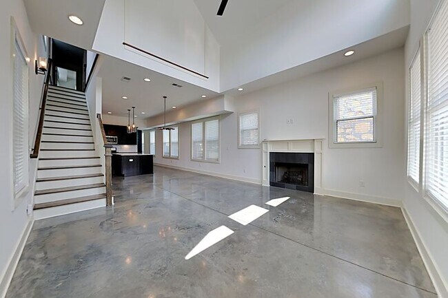 Building Photo - 2425B Inga St