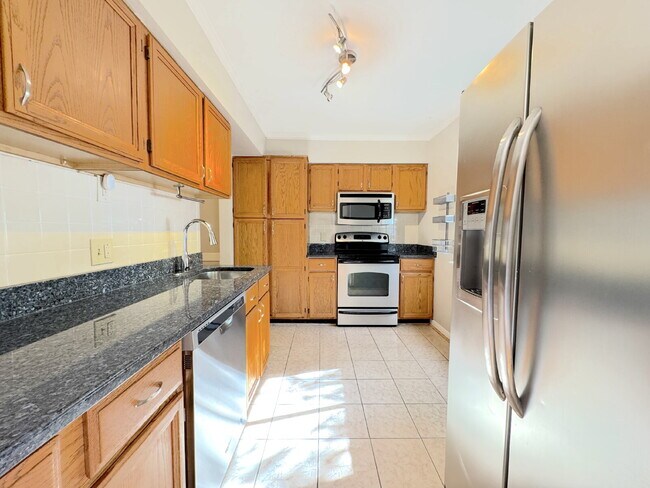 Building Photo - Charming Reston Townhome in a Prime Location