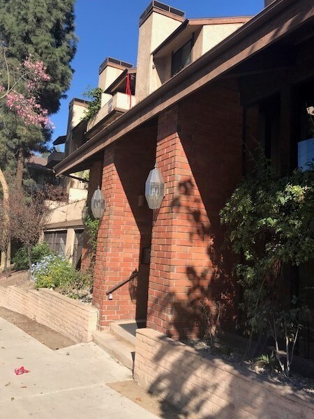 Primary Photo - 3480 Barham Blvd