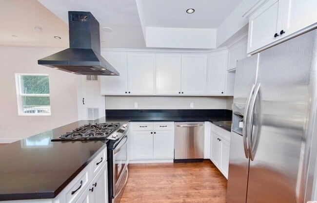 Building Photo - 1861 S Longwood Ave