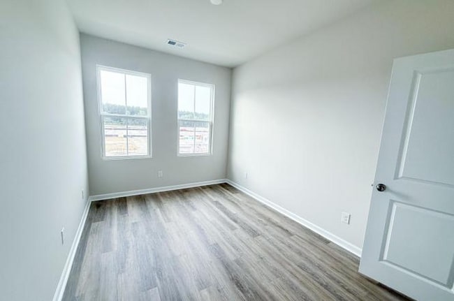 Building Photo - 762 Blueway Ave