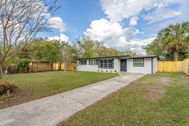 Building Photo - 2111 Bourget Dr