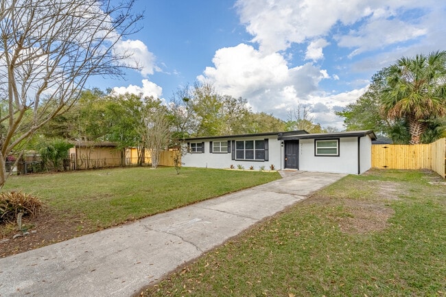 Foto del edificio - 2111 Bourget Dr