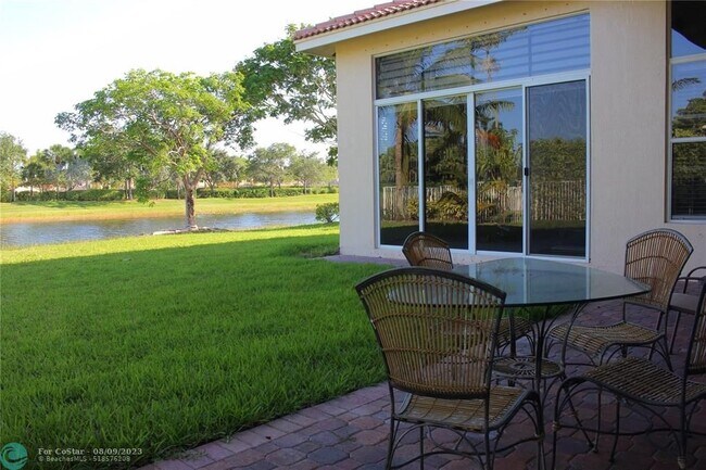 Foto del edificio - 791 Regal Cove Rd