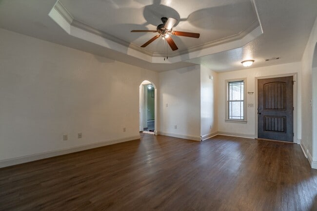 Building Photo - Fabulous 3 BR 2 Bath Home in Rogers near I-49! Brand new paint and floors!