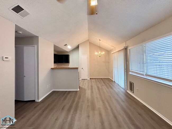 Building Photo - Beautifully renovated 3 bedroom, 2 bath ho...