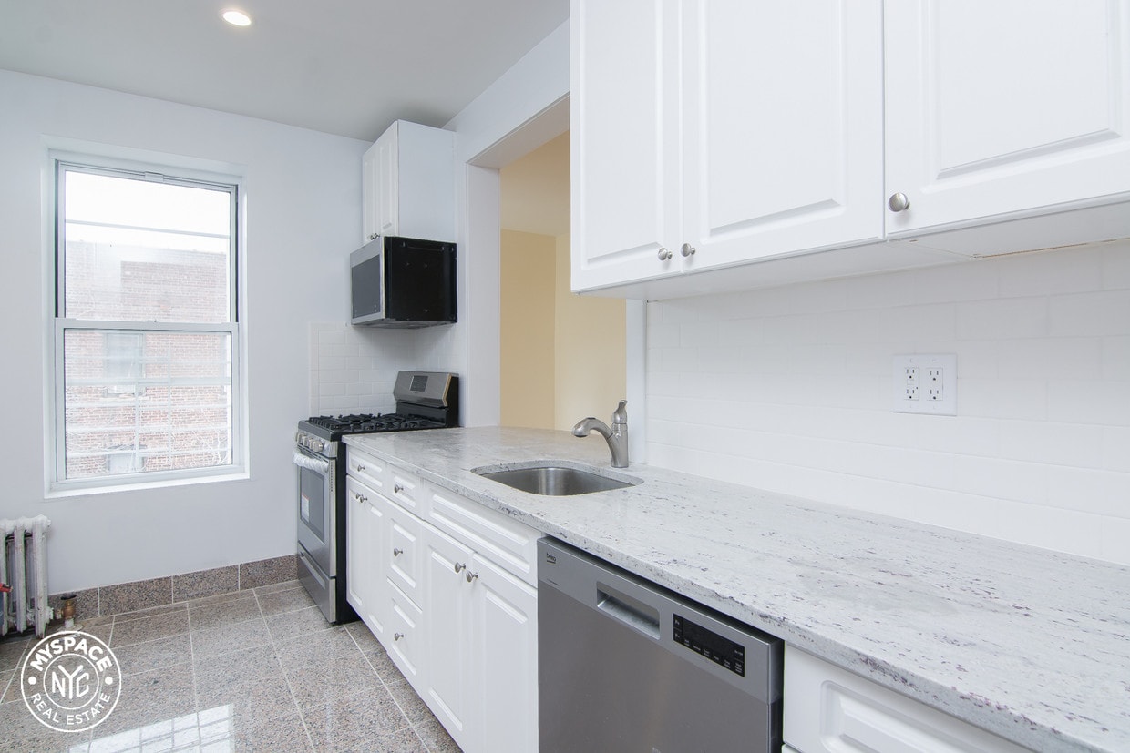 Primary Photo - 120 E 19th St