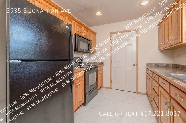 Building Photo - SW Springfield 2BED/2BATH/2Car Garage Duplex