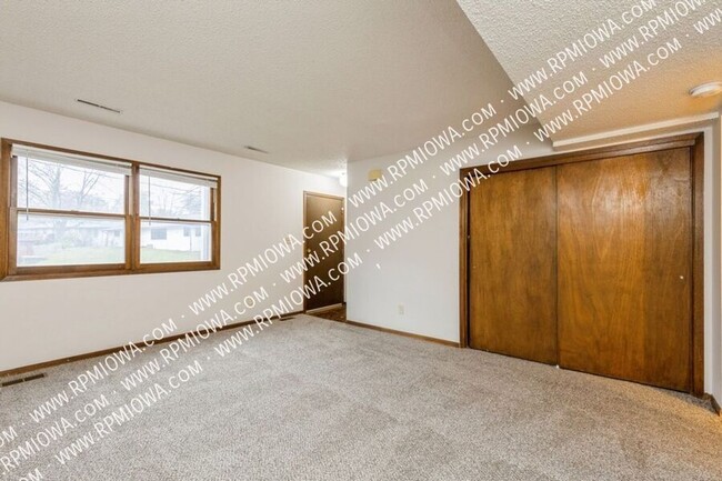 Building Photo - OUTDOOR SPACE!! 2 Bed, 1.5 Bath Duplex in ...