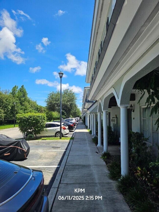 Foto del edificio - 1109 Colonial Palms Way