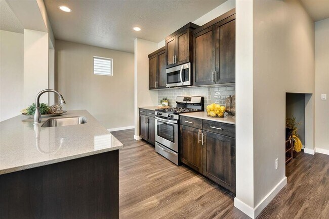 Foto del edificio - Beautiful and spacious 4 bed 2.5 bath home in Sovi Sub just off Eagle and Victory