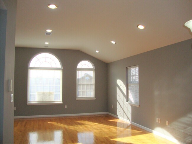 Building Photo - 132 Lake St