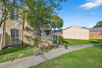 Building Photo - 8646 Maplecrest Dr