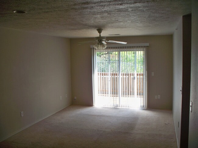 Building Photo - 2 bedroom 2 bath recently renovated Apartm...