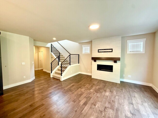 Building Photo - Harbour Crossing Comfort – Light-Filled Ho...