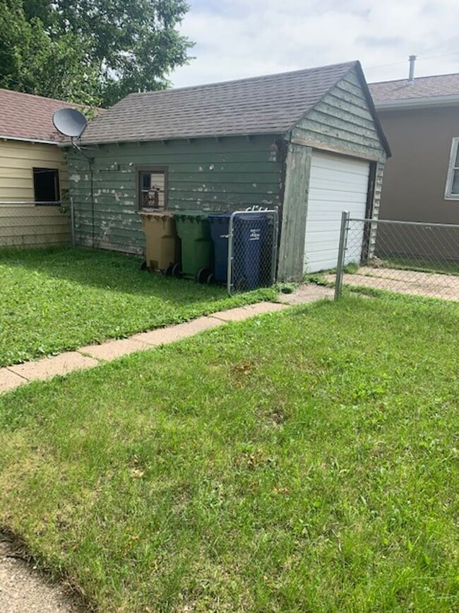 Foto del edificio - 3 Bed 1 Bath with Garage and Fenced in Yard