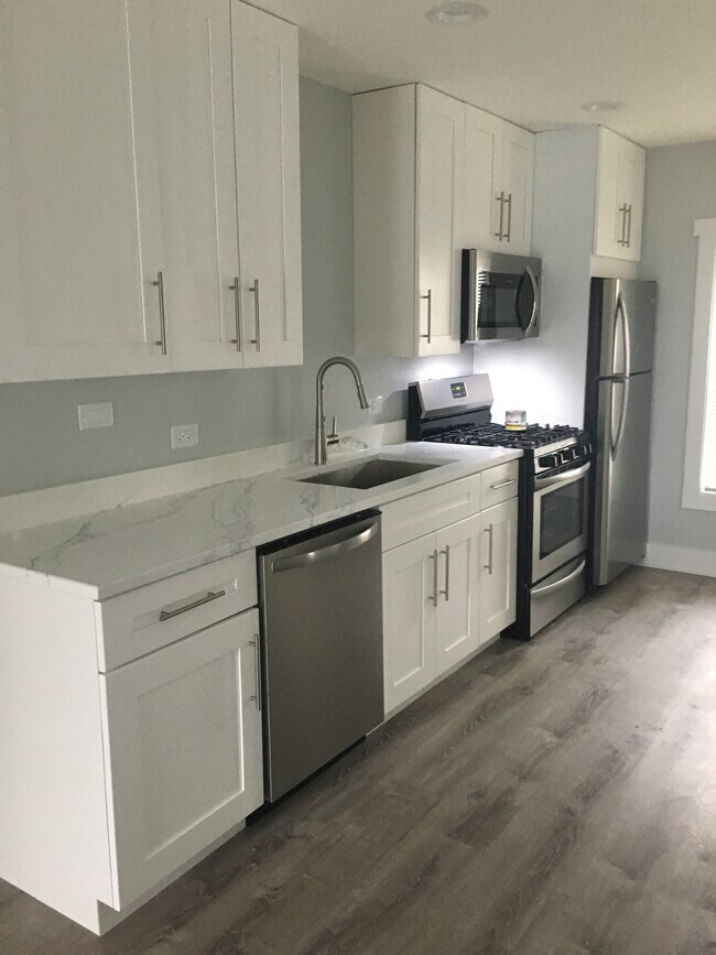 Foto del edificio - 808 N Milwaukee Ave