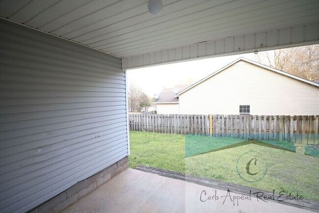 Foto del edificio - Spacious 3 bed/2 bath home - garage, deck, fenced back yard - includes yard care!!