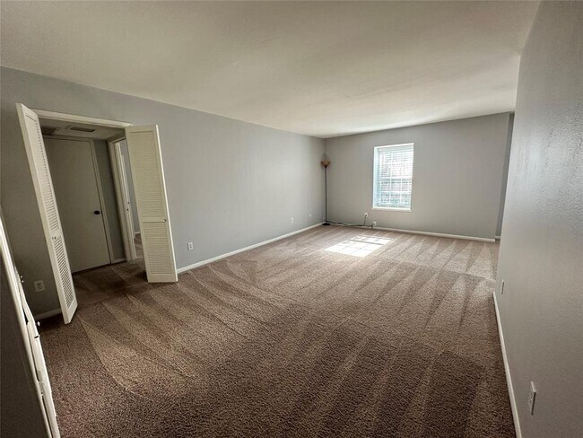 Building Photo - 355 N Post Oak Ln