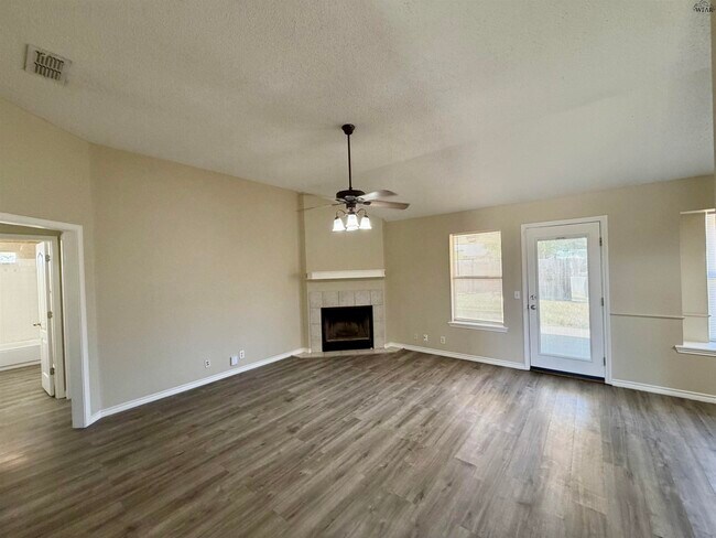Building Photo - 408 Horseshoe Ln