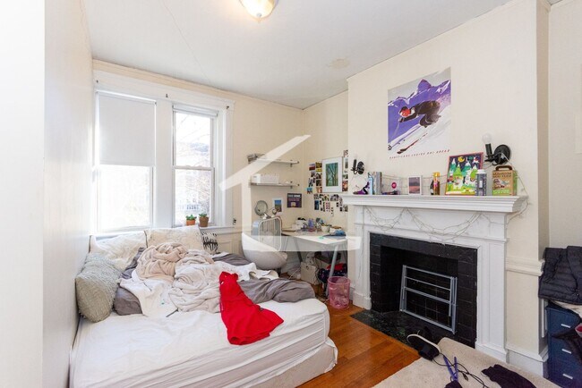 Building Photo - NO FEE***IF YOU HASE 6 PEOPLE COME SEE THIS ASAP  , IT WILL BE GONE IN A BLINK  !!