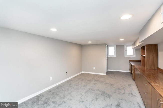 Building Photo - 645 E Clement St