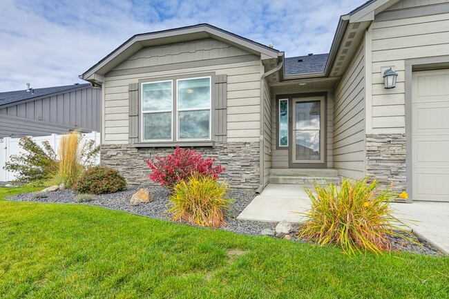 Building Photo - Bright 3-Bedroom Retreat with 2 Full Baths...