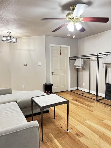 Foto del edificio - 9833 Walnut St