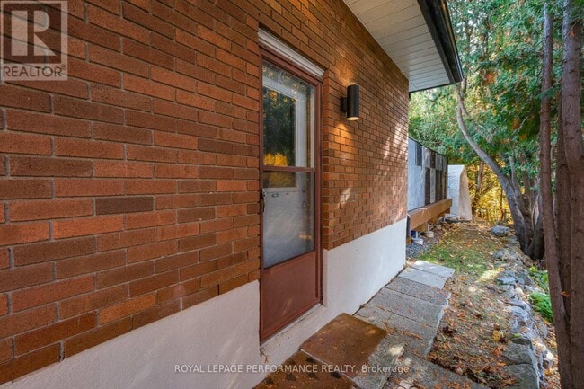 Photo du bâtiment - 926 Charleswood Ave