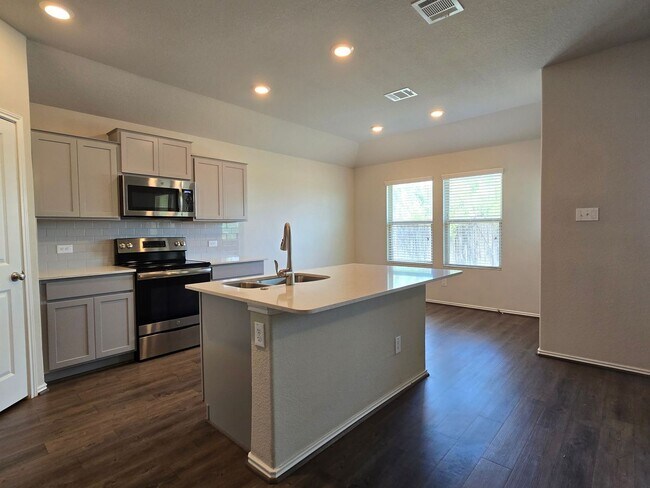 Foto del edificio - AVAILABLE NOW!