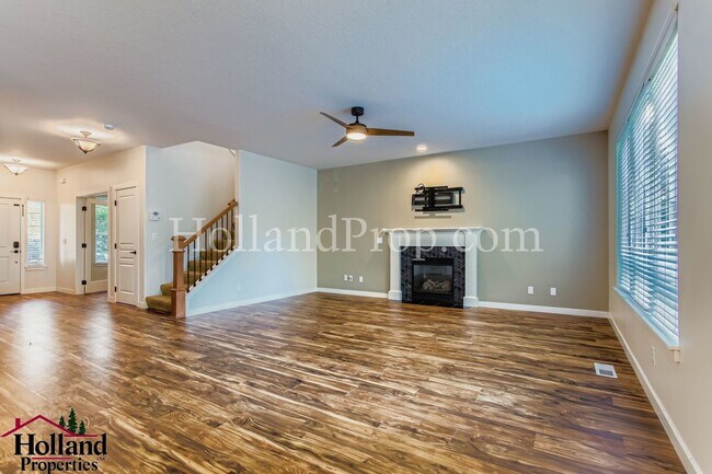 Building Photo - Modern Comfort Meets Urban Convenience in ...