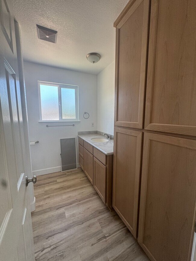 Foto del edificio - 2 bed/1 ba cottage - downtown Yuba City