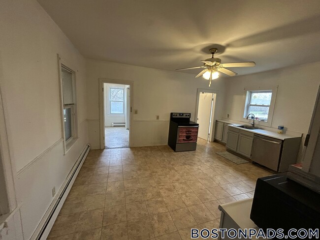 Building Photo - 60 Old Common Rd