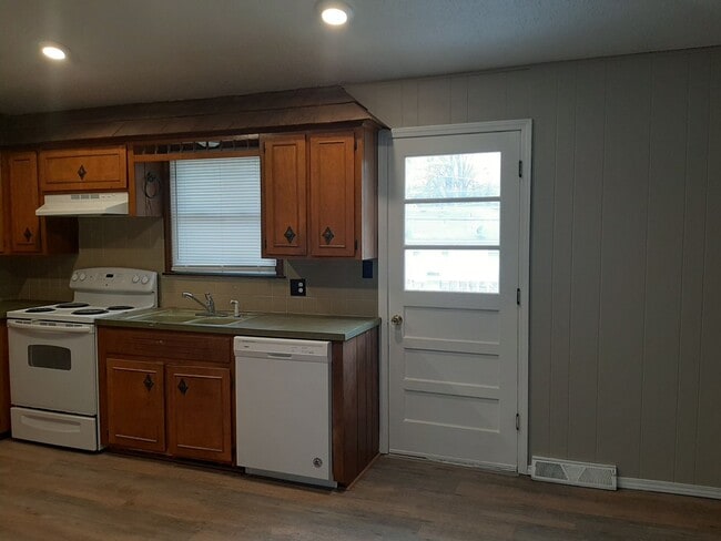 Building Photo - 3 Bedroom 2 bath $1250! Basement! 2 Car ga...