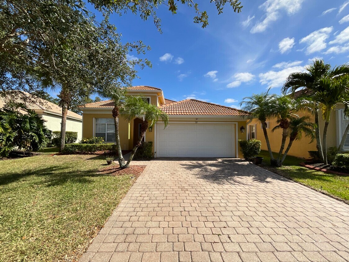 Primary Photo - 331 NW Somerset Cir