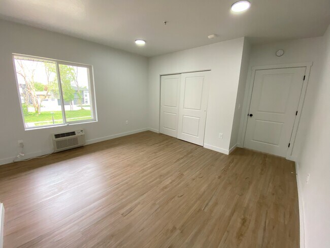 Building Photo - One Month Free Rent!