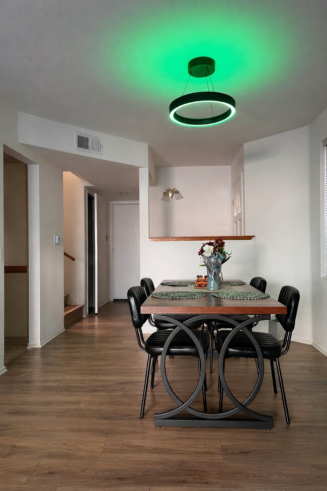 Área de comedor - 18435 Keswick St