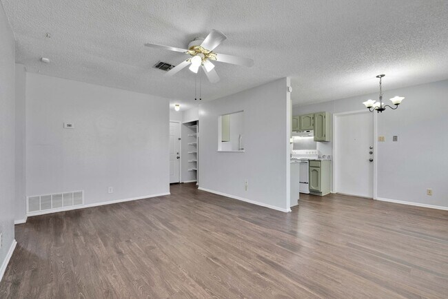 Building Photo - Introducing a delightful 3-bedroom, 2-bath...