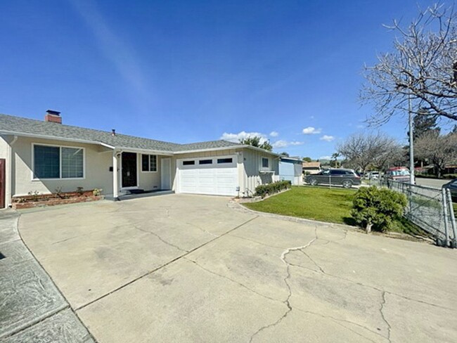 Building Photo - Charming 3 bed, 2 bath home in the desirab...