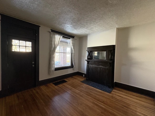 Building Photo - 687 E Columbus St