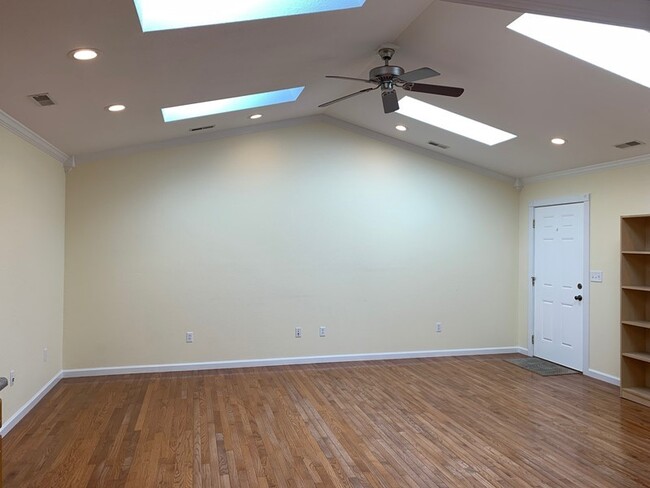 Building Photo - FOR LEASE!!