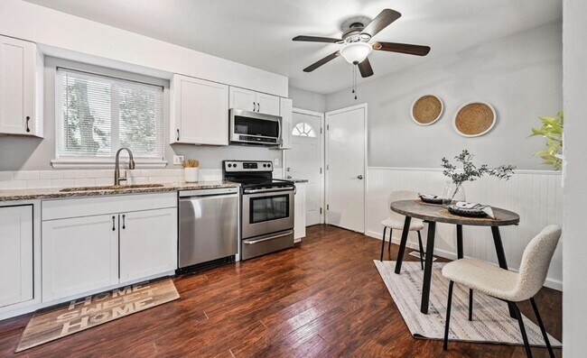 Foto del edificio - Beautiful 3 Bed, 2 Bath Split-Level Home w...