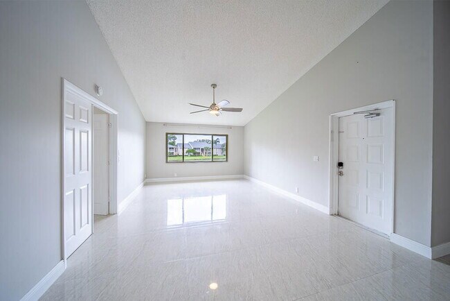 Building Photo - 13810 Oneida Dr