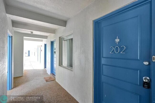 Building Photo - 1407 NE 56th St