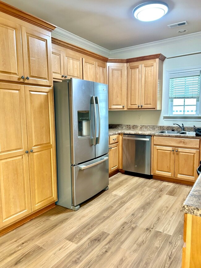 Kitchen: dishwasher, oven, microwave, refrigerator - 3141 Mallard Point Dr SE