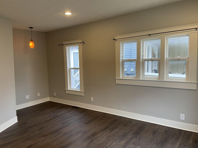 Foto del edificio - 129 Diamond Ave SE