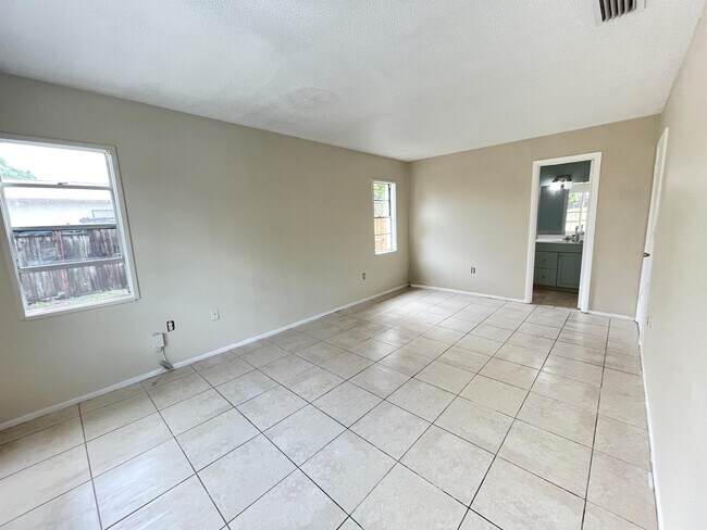 Building Photo - 4235 S Beneva Rd