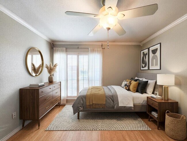 Foto del edificio - Beautiful 2 bedroom / 1 bath on second floor with gorgeous Houston skyline views. Stainless steel...